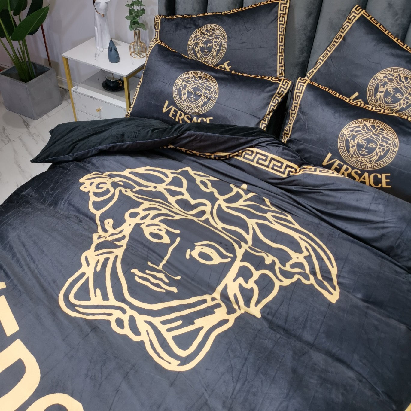 Black Gold Versace Medusa Luxury Branded Logo Design Bed Sheet Crystal Velvet 4 Pieces Bedding Set