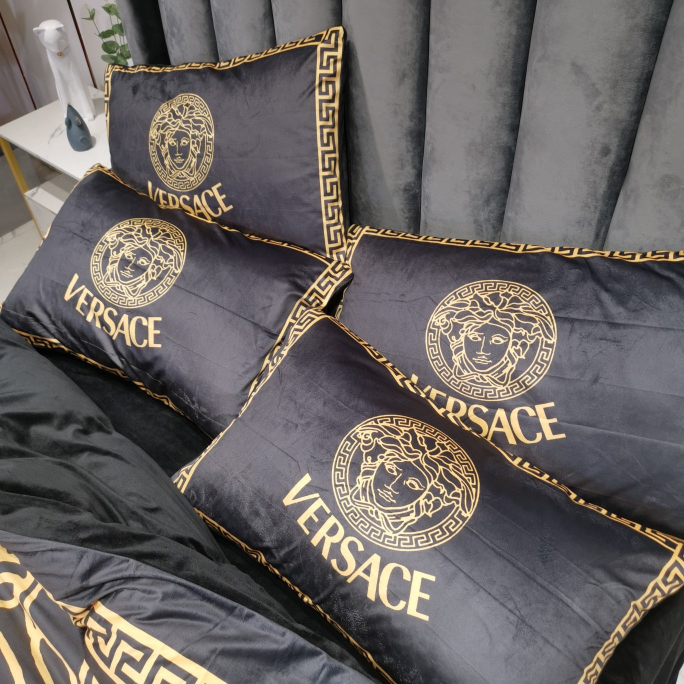 Black Gold Versace Medusa Luxury Branded Logo Design Bed Sheet Crystal Velvet 4 Pieces Bedding Set