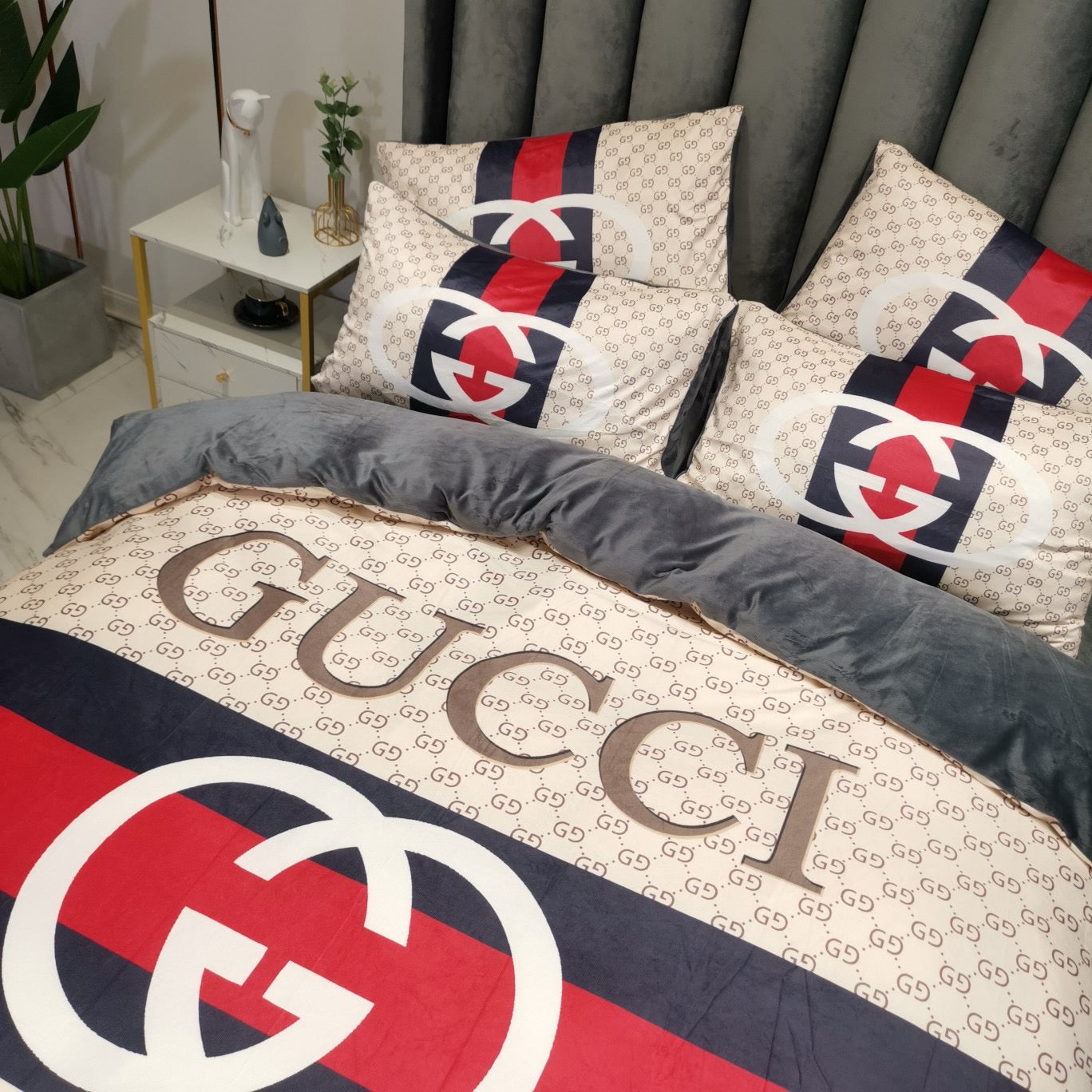 Classic Luxury Branded Gucci Double G Logo Design Bed Sheet Crystal Velvet 4 Pieces Bedding Set