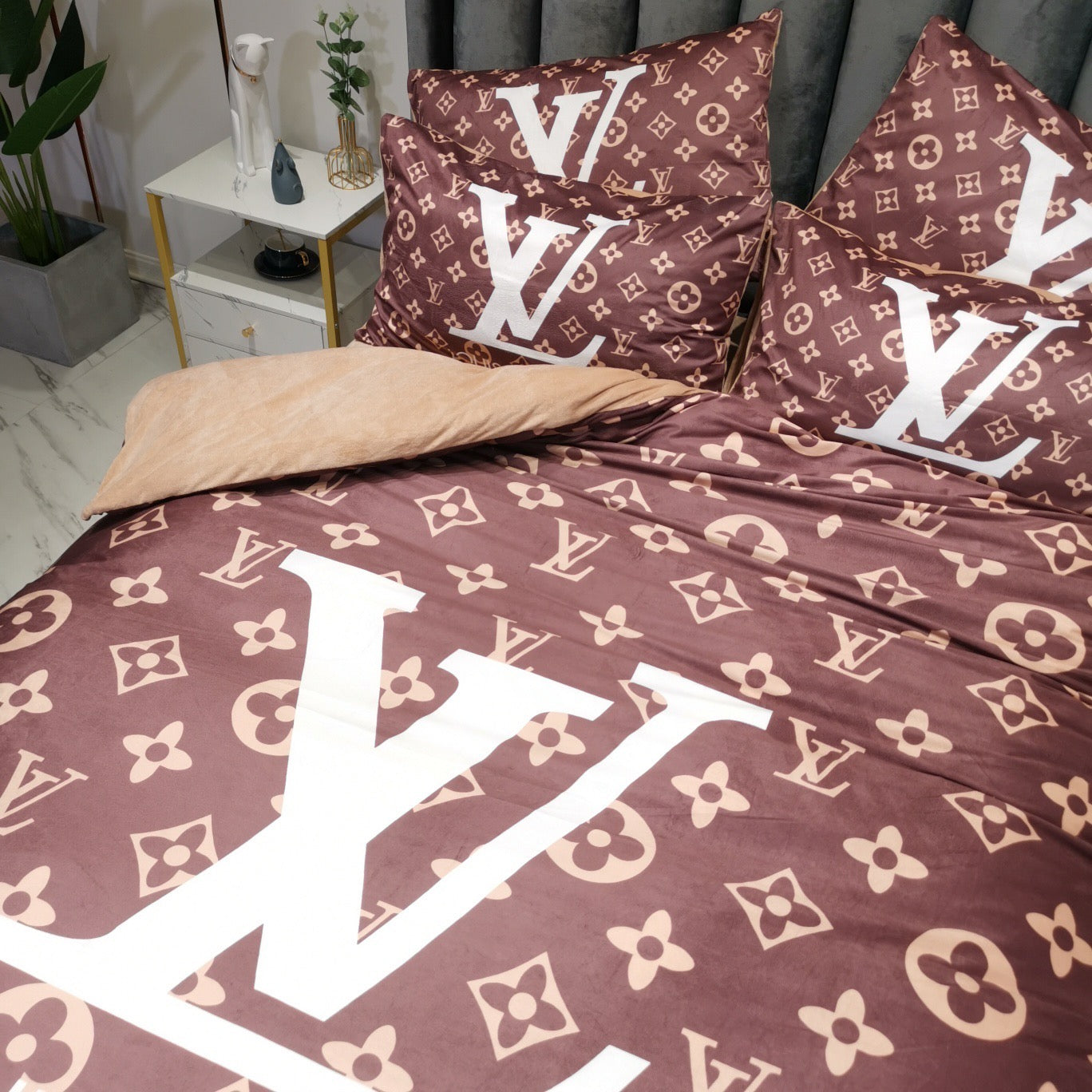 Classic Brown Louis Vuitton LV Luxury Brand Design Bed Sheet Crystal Velvet 4 Pieces Bedding Set