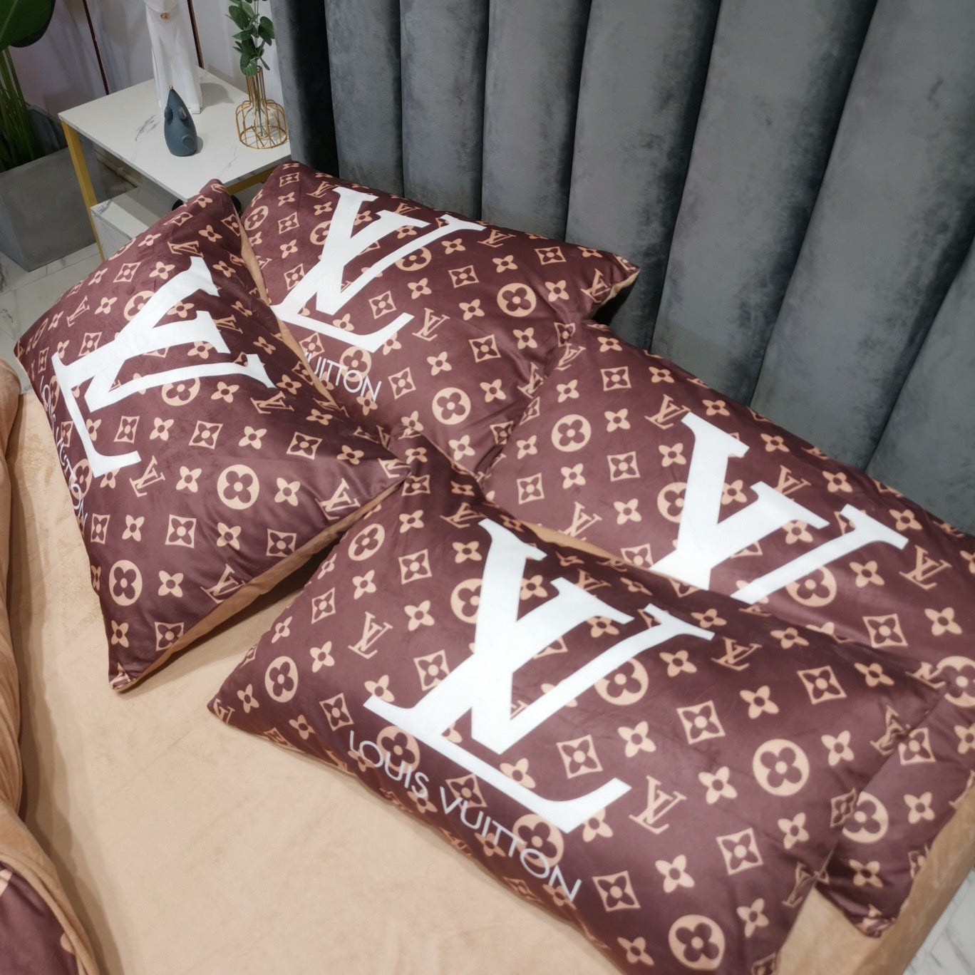 Classic Brown Louis Vuitton LV Luxury Brand Design Bed Sheet Crystal Velvet 4 Pieces Bedding Set