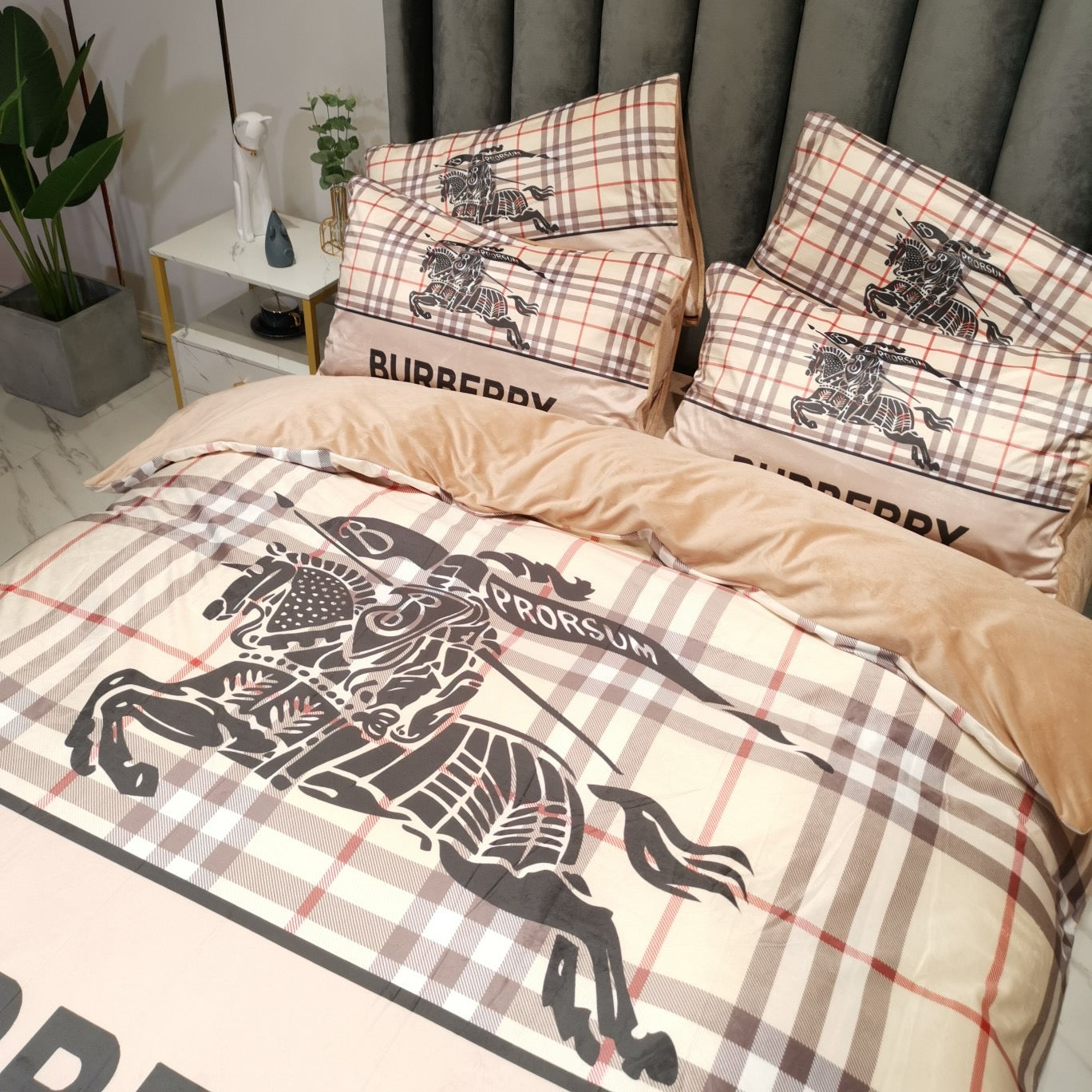 Classic Burberry Horse Rider Design Luxury Branded Logo Crystal Velvet Bedding Set