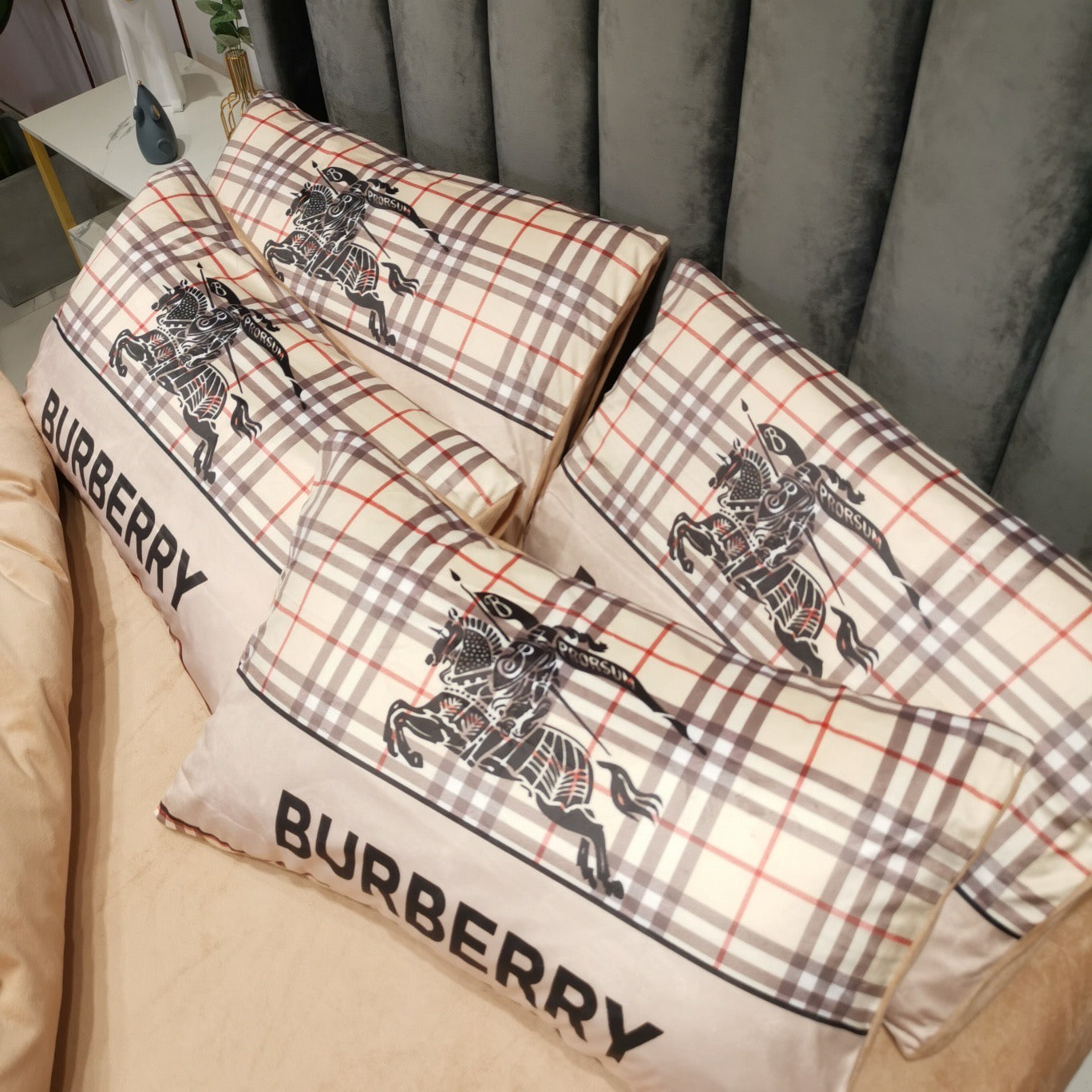 Classic Burberry Horse Rider Design Luxury Branded Logo Crystal Velvet Bedding Set