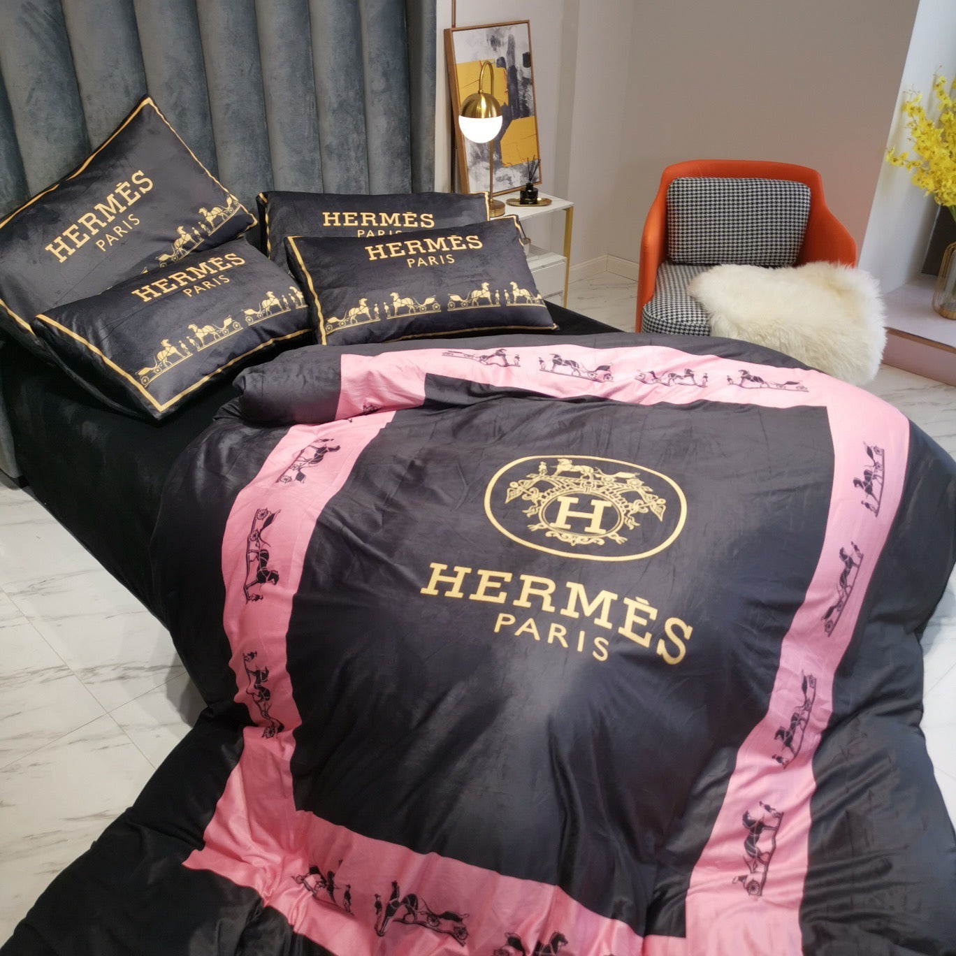 Black Pink Colour Luxury Branded Hermes Logo Design Bed Sheet Crystal Velvet 4 Pieces Bedding Set