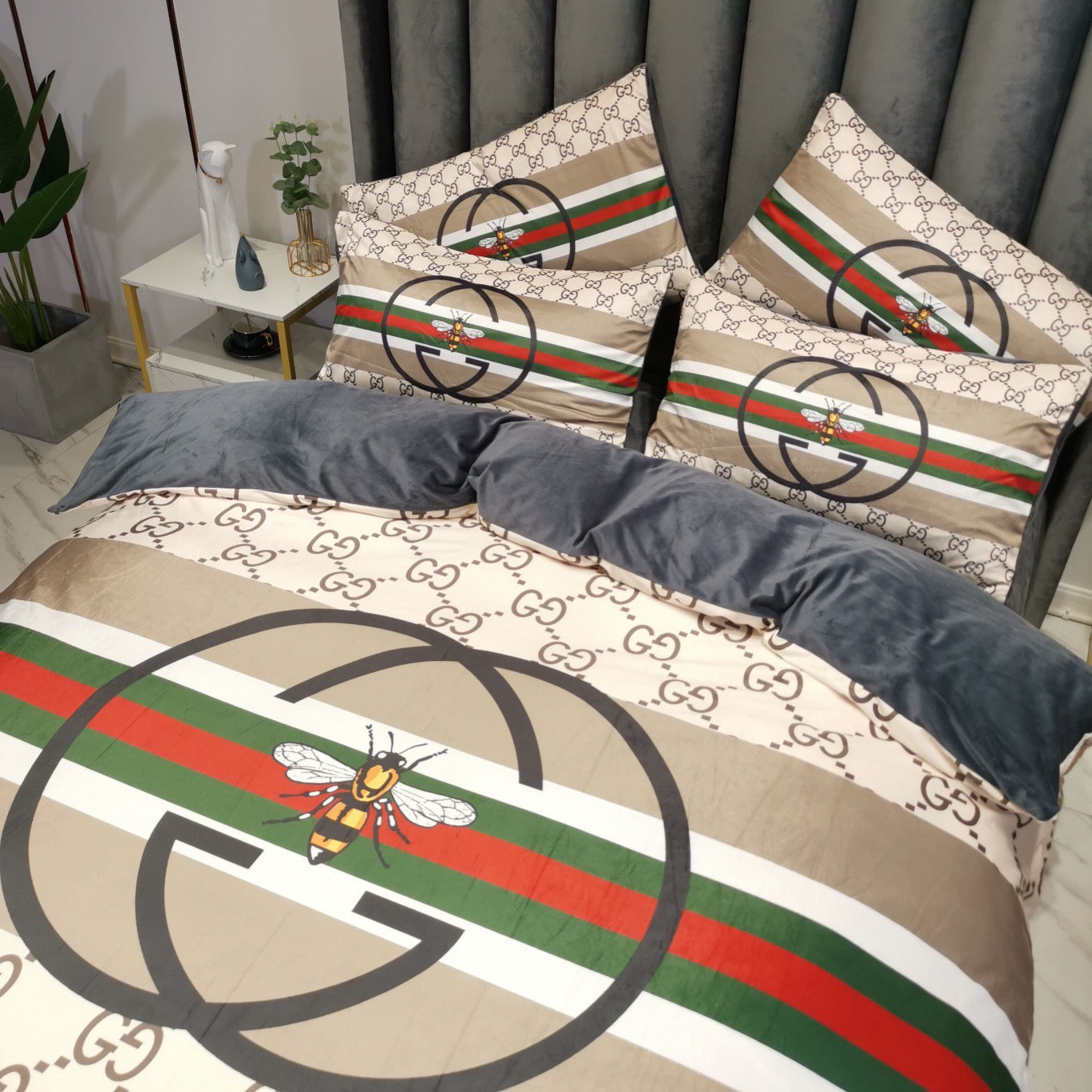 Luxury Branded Gucci Logo Design Bed Sheet Crystal Velvet 4 Pieces Bedding Set