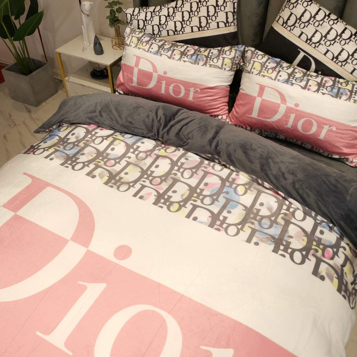 Luxury Branded Pink Christian Dior Logo Bed Sheet Crystal Velvet 4 Pieces Bedding Set