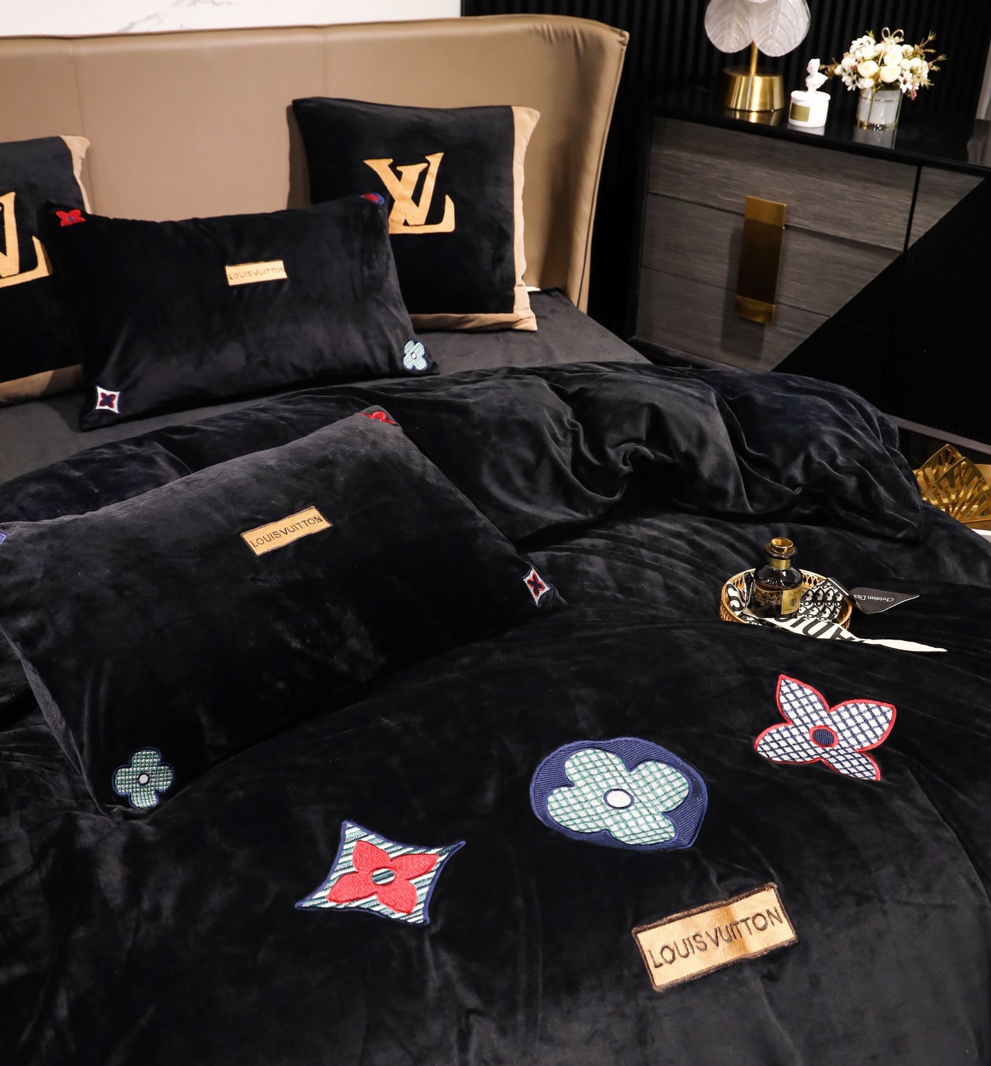 Classic Black Louis Vuitton LV Milk Velvet Bedding Set