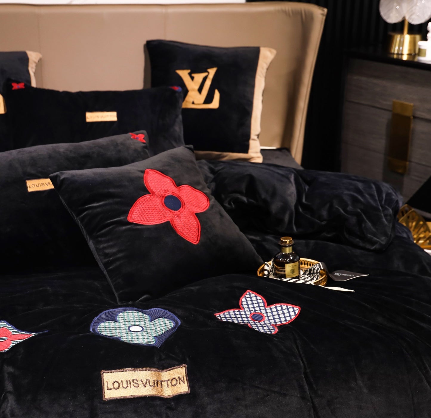 Classic Black Louis Vuitton LV Milk Velvet Bedding Set