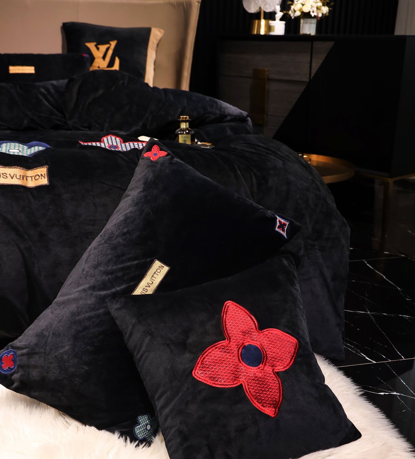 Classic Black Louis Vuitton LV Milk Velvet Bedding Set