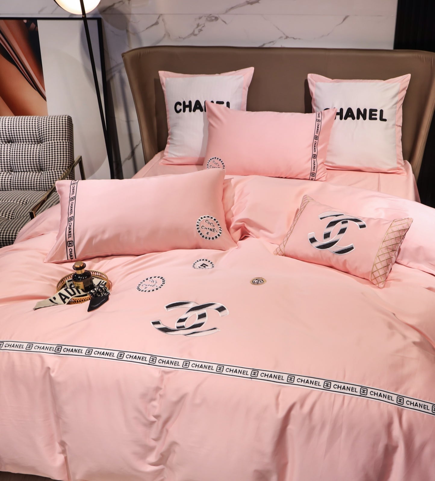 Pinky Chanel Logo Design Bed Sheet Egyptian Cotton Luxury Branded Logo 4 Pieces Bedding Set