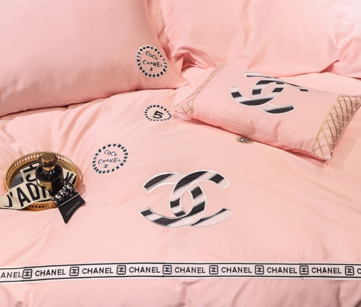 Pinky Chanel Logo Design Bed Sheet Egyptian Cotton Luxury Branded Logo 4 Pieces Bedding Set