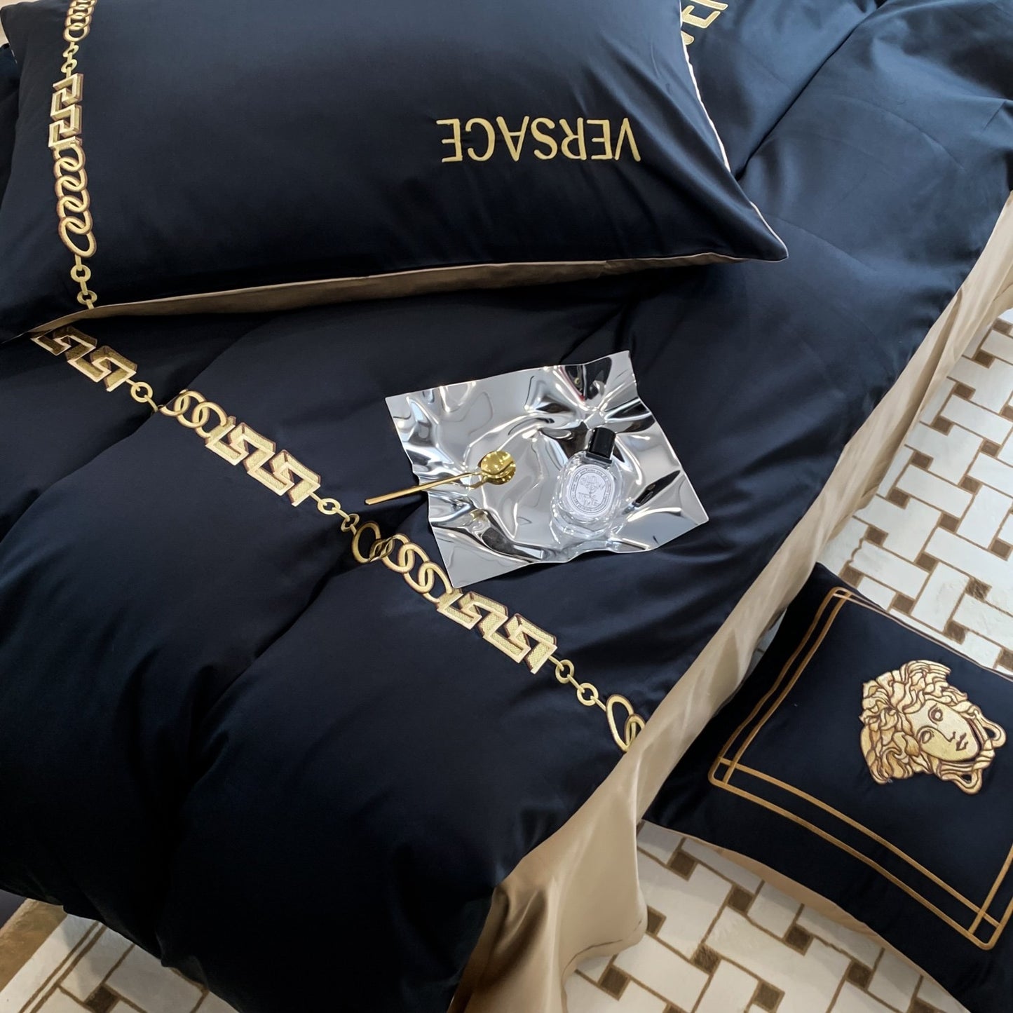 Versace Medusa Black Gold Design Luxury Branded Logo Bed Sheet Egyptian Cotton 4 Pieces Bedding Set