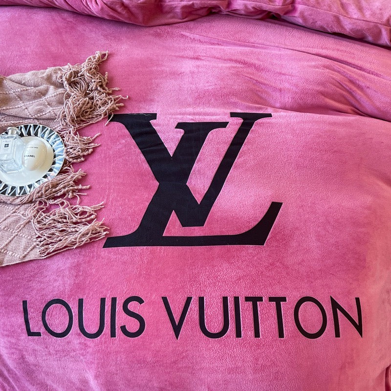 Pink Design Plain Luxury Branded Logo Design Louis Vuitton LV Bed Sheet Crystal Velvet Bedding Set